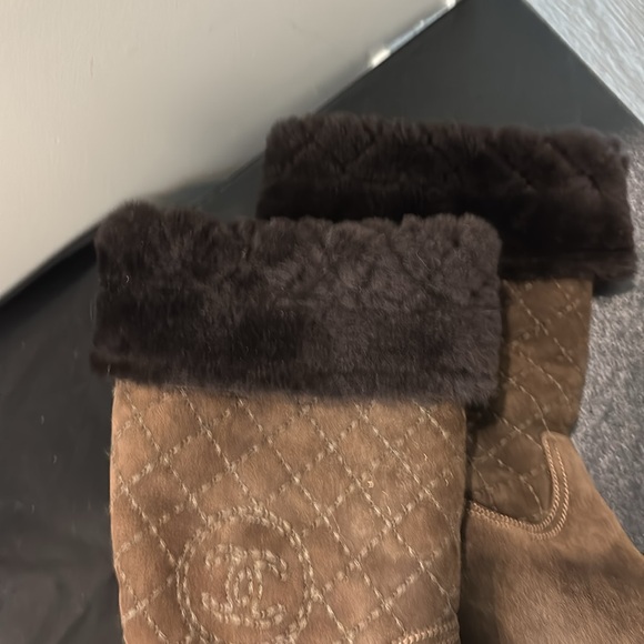 Chanel quilted fur boots - Picture 7 of 7